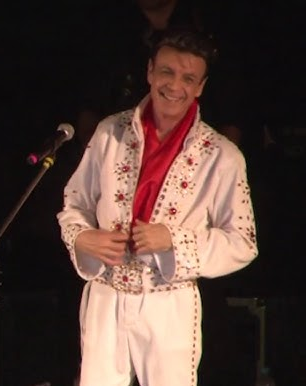 Toni Lemos caracterizado como Elvis no palco
